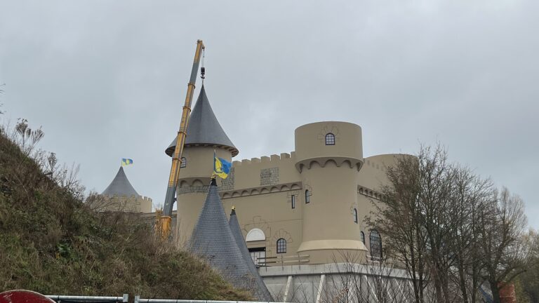 Uniek moment: vier torens van 25 ton getakeld op kasteel Bommelwereld